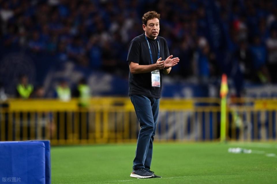 他的脸憋得, dingy