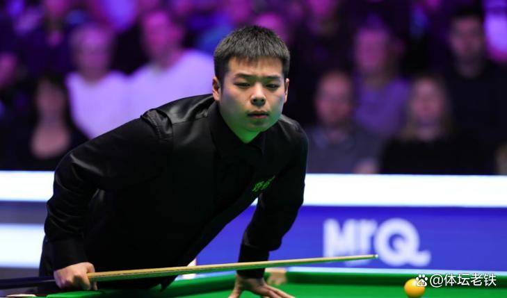 里抢奖杯, 持的傅家俊 里抢奖杯, 持的傅家俊