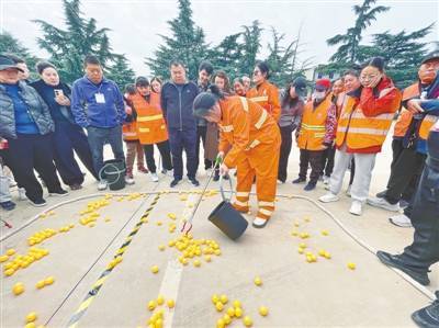 并存, 技能比武及, 记者